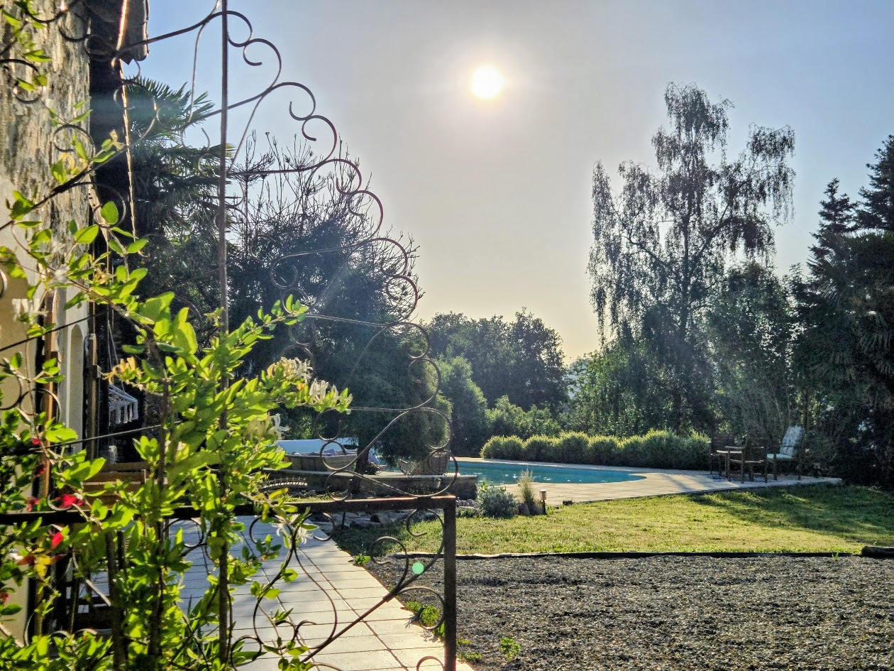 La Maison d'Ela - vue extérieure piscine et terrasse